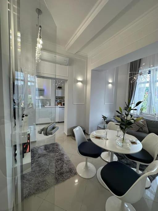 Salt Inn Apartments No 2 - Jacuzzi Величка Экстерьер фото