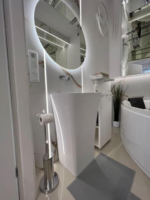 Salt Inn Apartments No 2 - Jacuzzi Величка Экстерьер фото